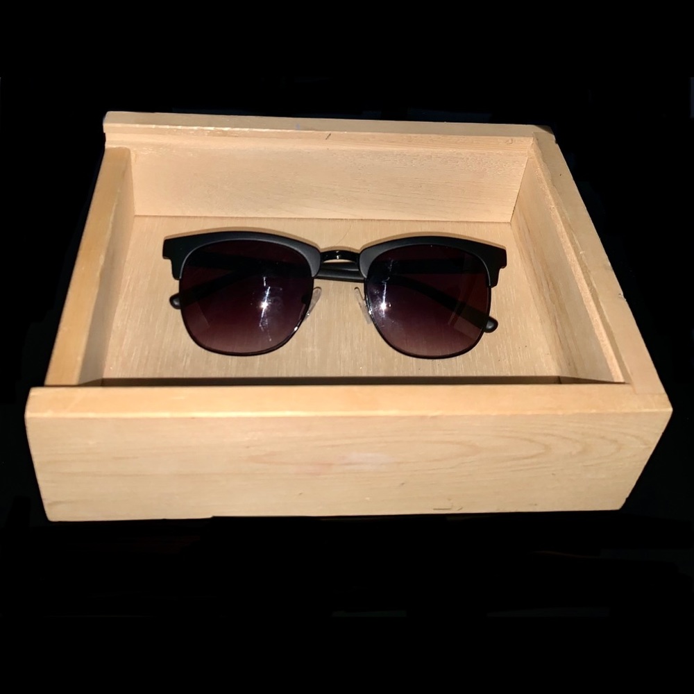 GUESS: sunglasses